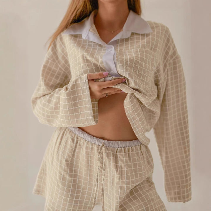 Dame pyjamasæt med elegant ternet mønster og afslappet snit Stilla
