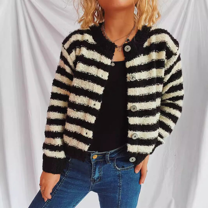 Kvinders hyggelige cardigan med moderne striber og knapdetaljer Stilla