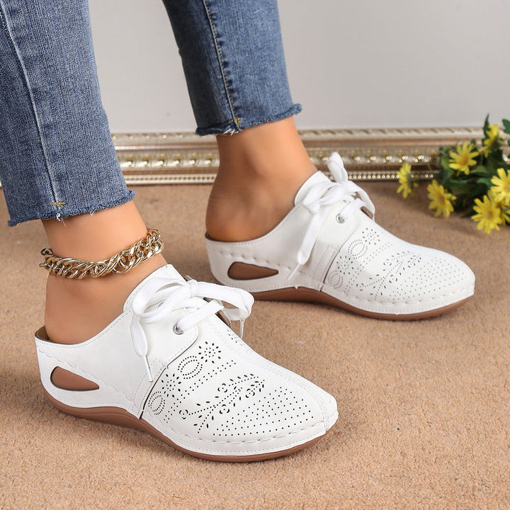 Dame sneakers med elegant snørering og åndbar perforering Stilla