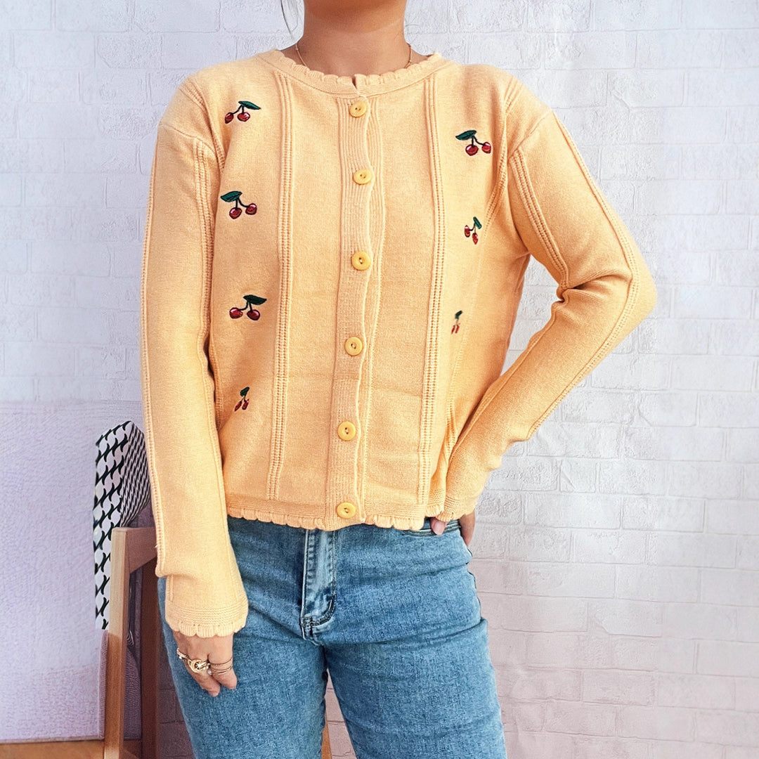 Dame legende cardigan med kirsebærmotif og flæsekrave Stilla
