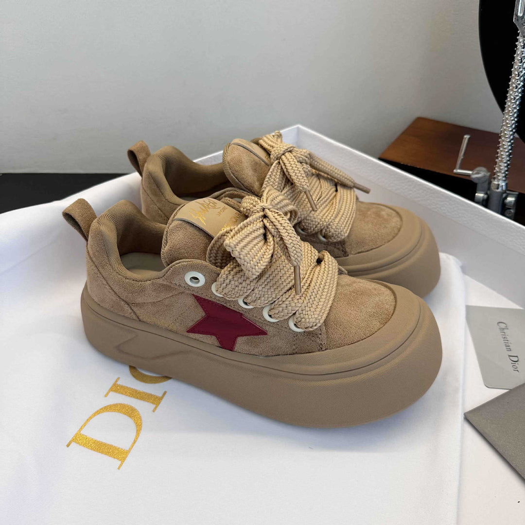 Dame platform sneakers med unikt snøresystem og moderigtigt overmateriale Stilla
