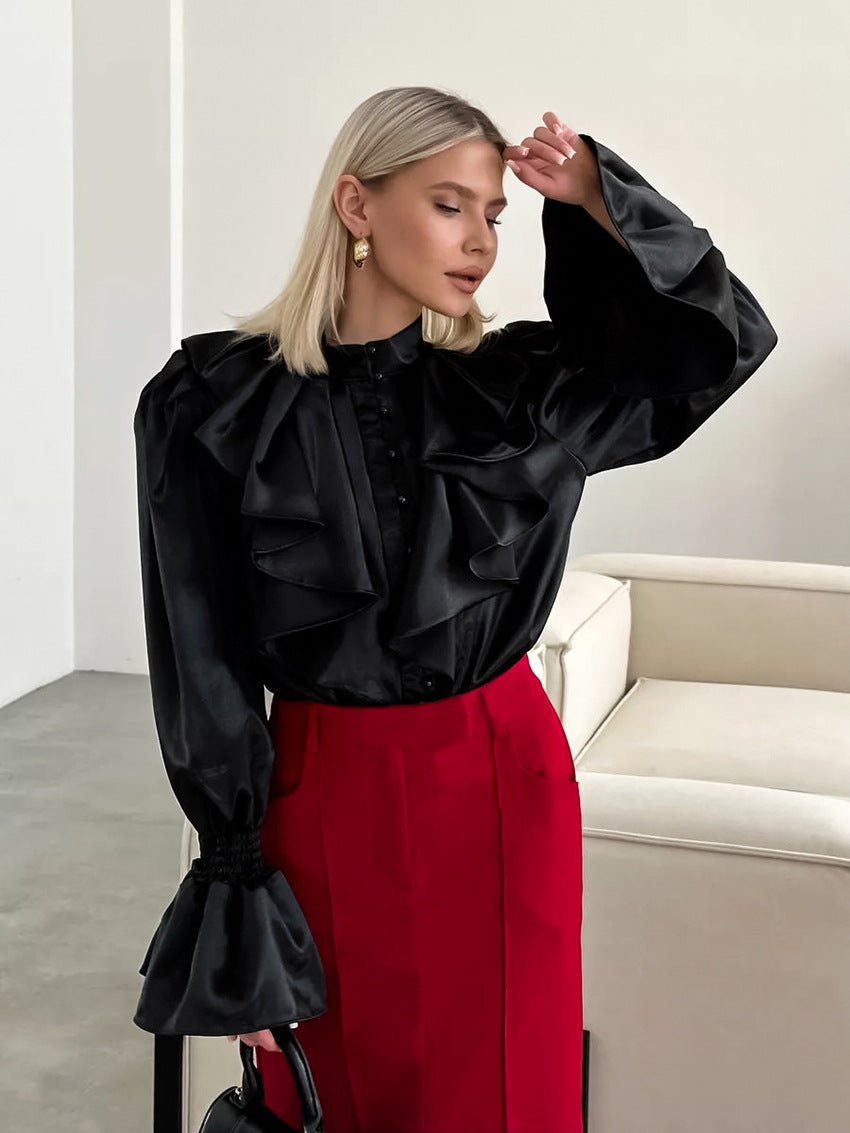 Damebluse med flæsedetaljer og elegant satinlook Stilla