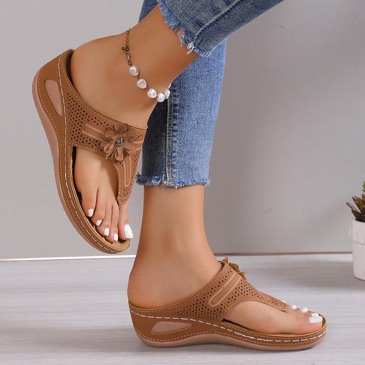Dame sommerlige flip-flops med moderigtige blomsterdesign Stilla