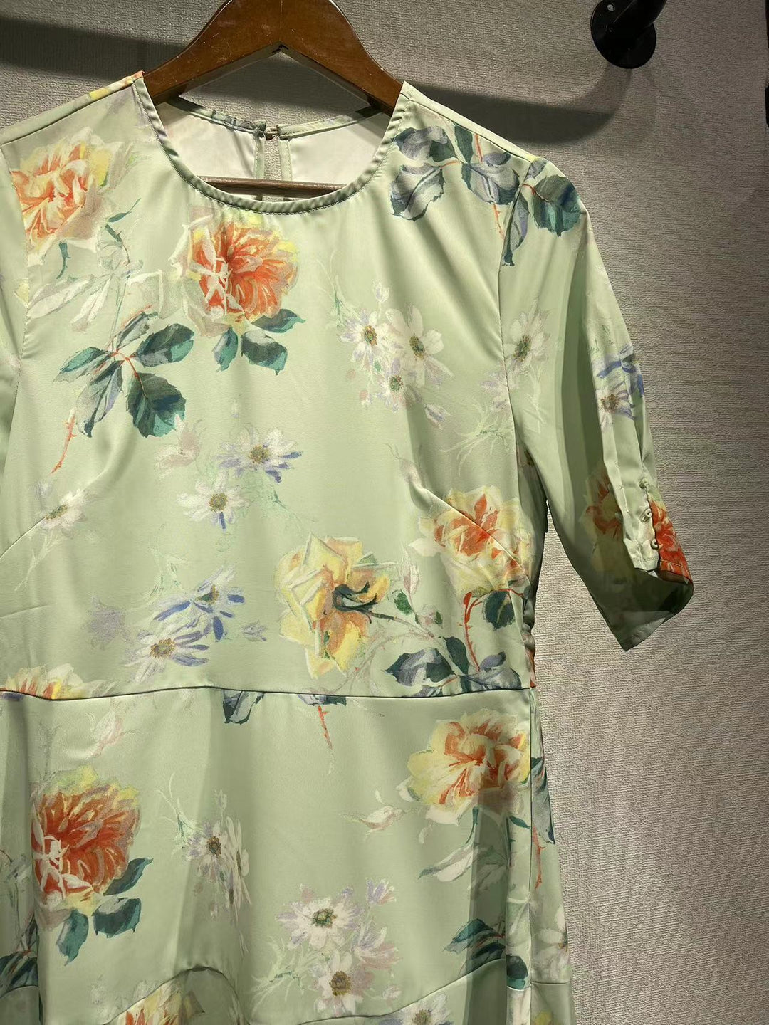 Dame Midi-kjole med blomsterdesign og elegant snit Stilla
