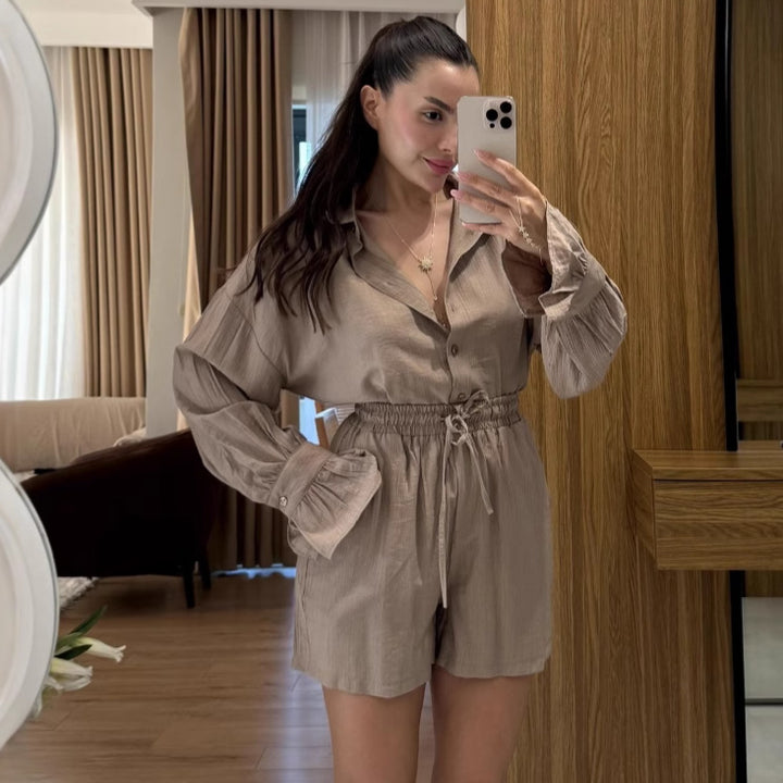 Dame komfortabel og stilfuld kortærmet jumpsuit med taljejustering Stilla