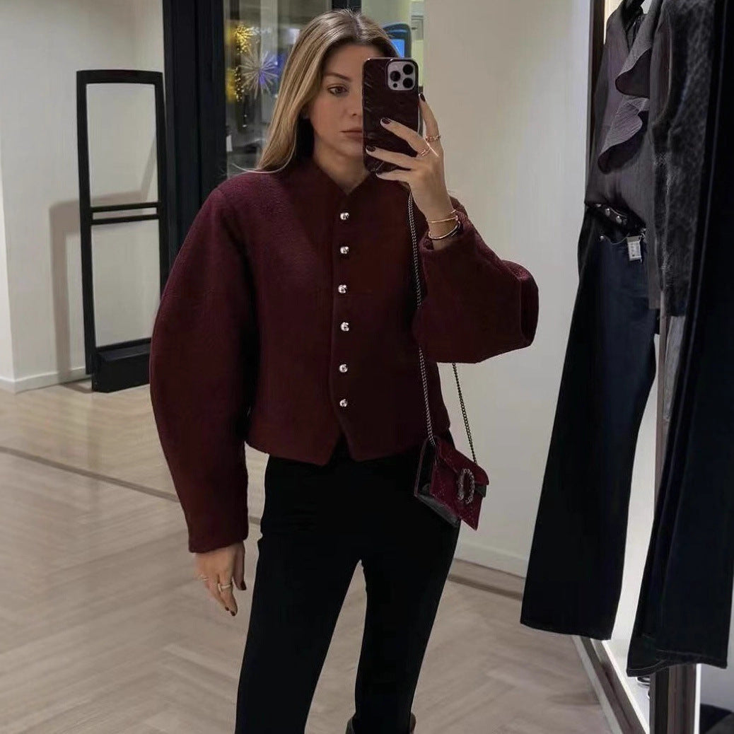 Kvindernes fashionable korte jakke med elegant knaplukning Stilla