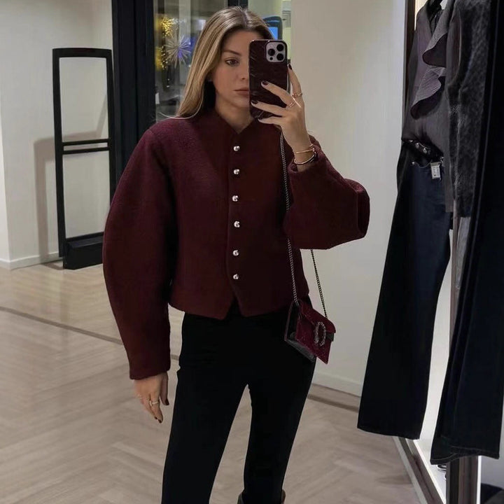 Kvindernes fashionable korte jakke med elegant knaplukning Stilla