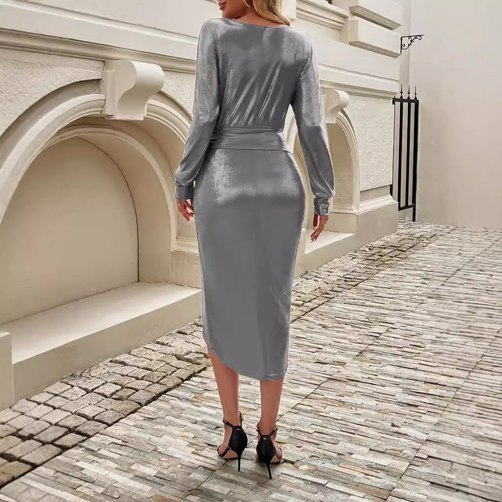 Dame_wrapkjole med elegant satin-finish og smart slidslook Stilla