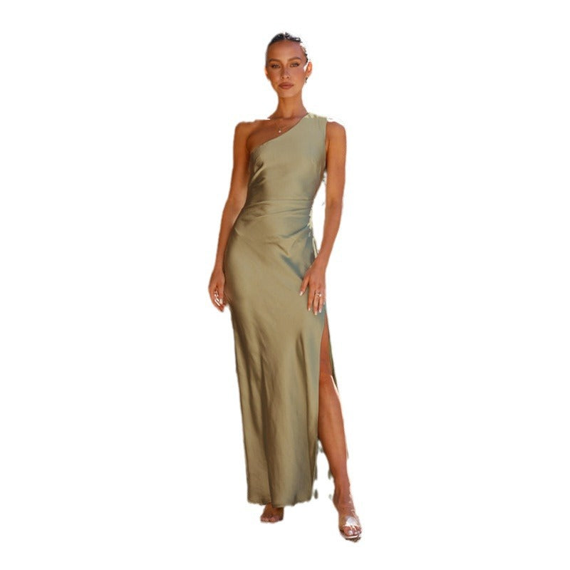 Dame Maxikjole med asymmetrisk design og elegant satin-finish Stilla