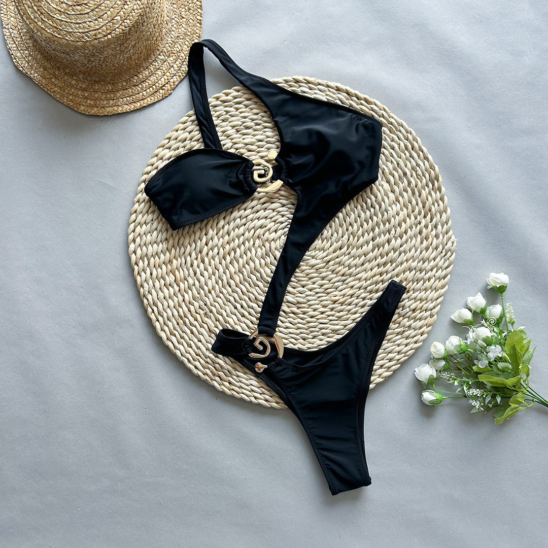 Dame bikini med asymmetrisk snit og dekorativt smykkedetail Stilla