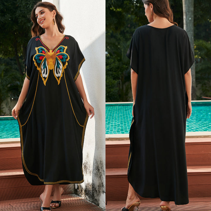 Dame generøs strandkaftan med detaljeret sommerfuglemønster og elegante accenter Stilla