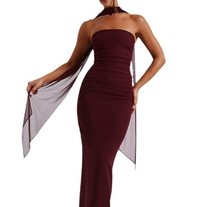 Kvinders lange aftenkjole med elegant off-shoulder design og bløde ruffles