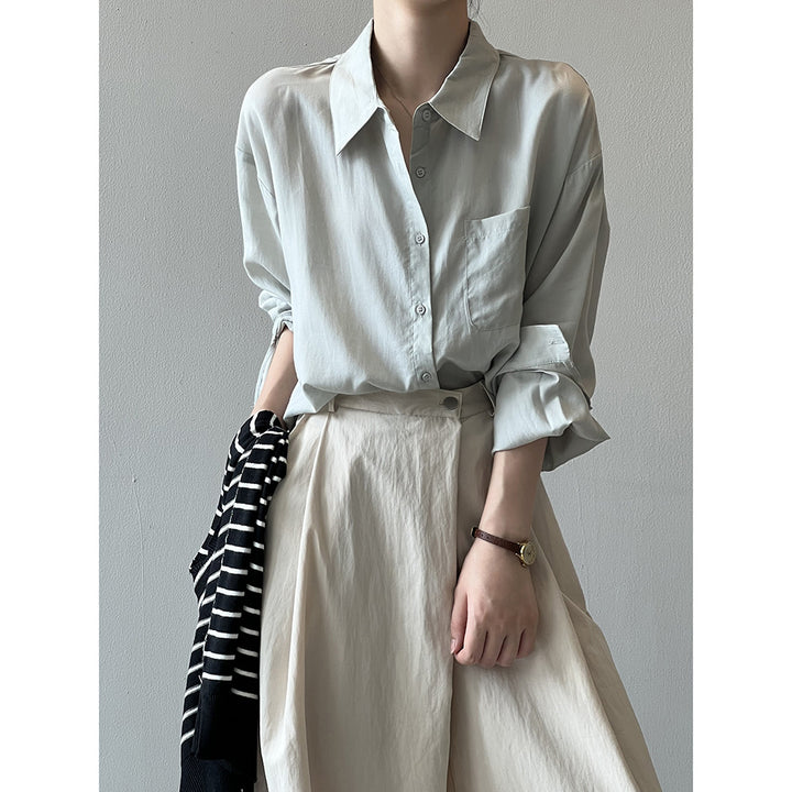 Dame elegant og luftig bluse med praktiske brystlommer og subtile ruffle detaljer Stilla