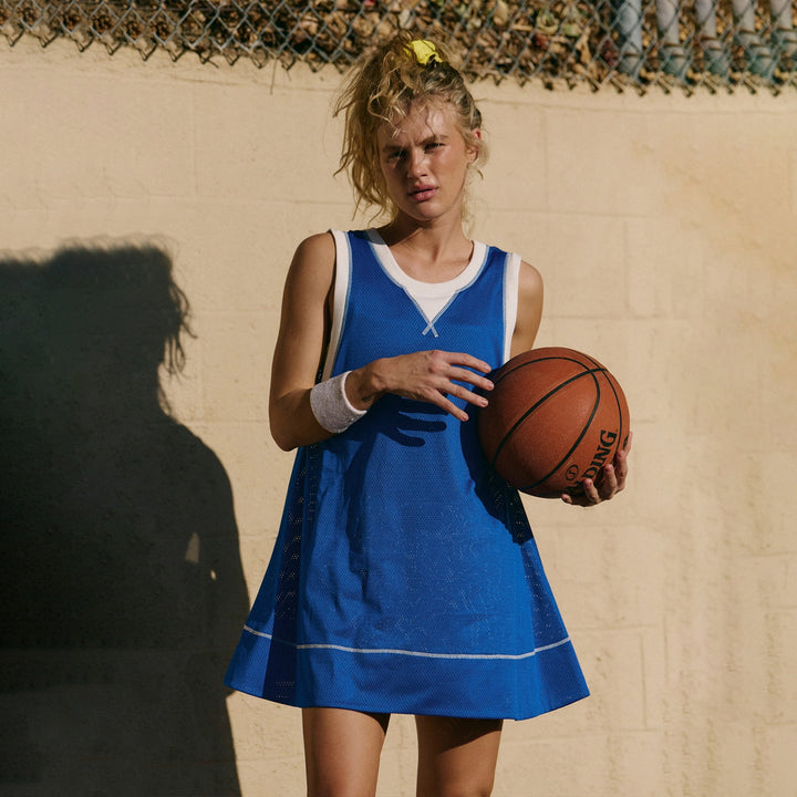 Dame sportkjole i afslappet basketball-stil med åndbart mesh-materiale og svajende snit Stilla