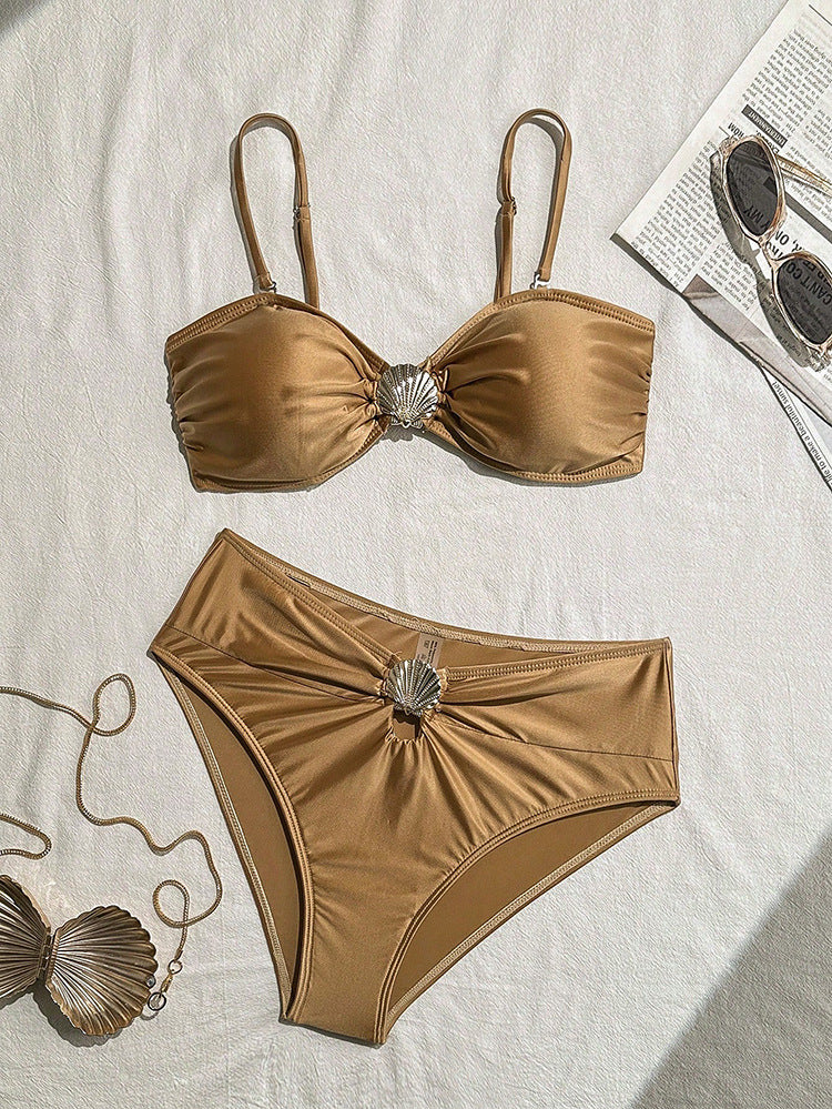 Dame Bandeau-bikini med elegant muslingdetalje og høj benudskæring Skovae