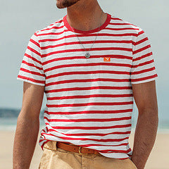 Herrer nan afslappet stribet bomulds-jersey T-shirt med rund hals og diskret logo-patch Skovae