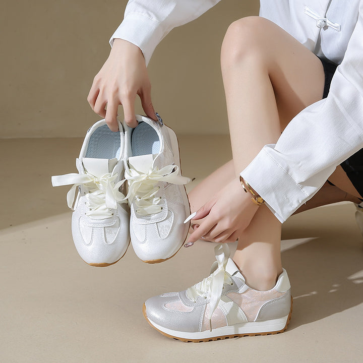 Dame Stilfulde Sneakers med glitrende overmateriale og fashionable satin snørebånd Stilla