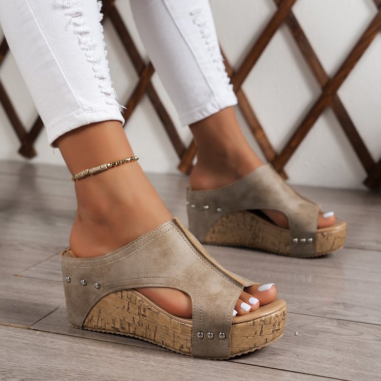 Dame Wedge-sandaler med moderne remdesign og komfortabel korkhæll. Stilla