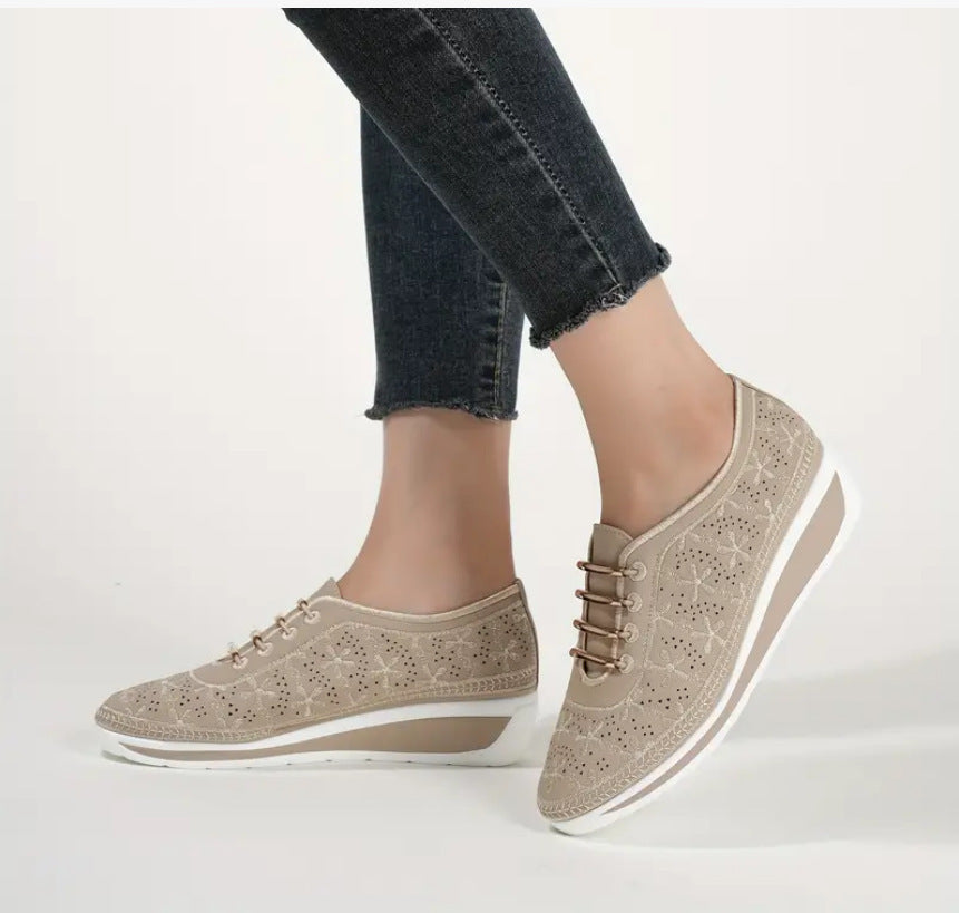 Dame Wedge Sneakers med elegant hulmønster og komfort-sål Stilla