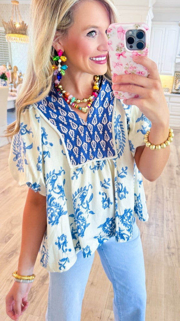 Dame legende skåret bluse skjorte med blomstret design og unikt krave Stilla
