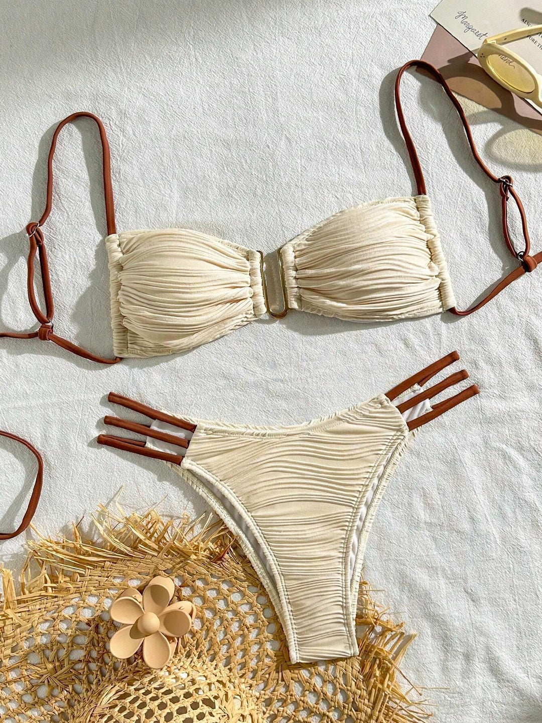Dame bandeau-bikini med raffineret plisseret design og sidelændebånd Skovae