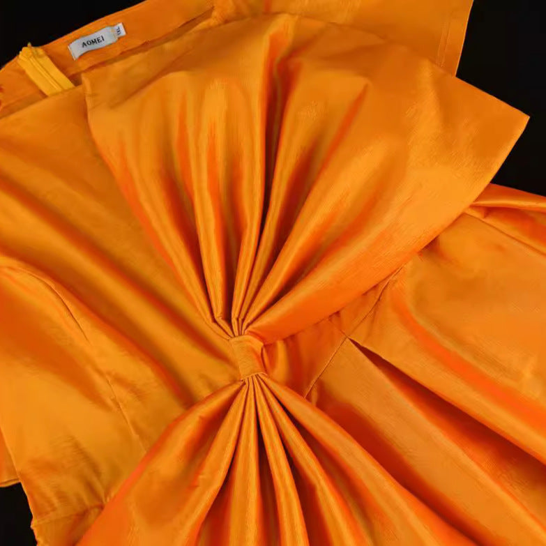 Dame festkjole med asymmetrisk udskæring og voluminøst draperingselement Skovae