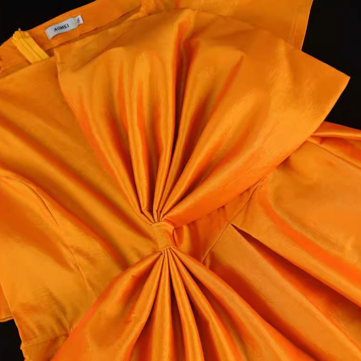 Dame festkjole med asymmetrisk udskæring og voluminøst draperingselement Skovae