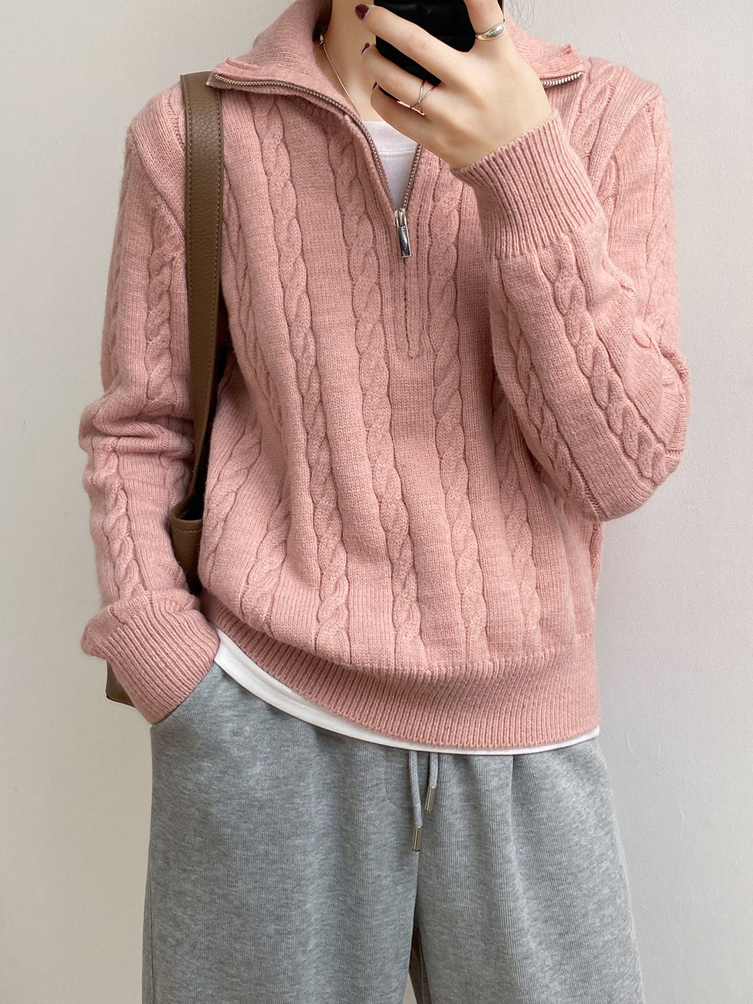 Kvinders strikkede sweater med kabeldesign og moderne stående krave Stilla