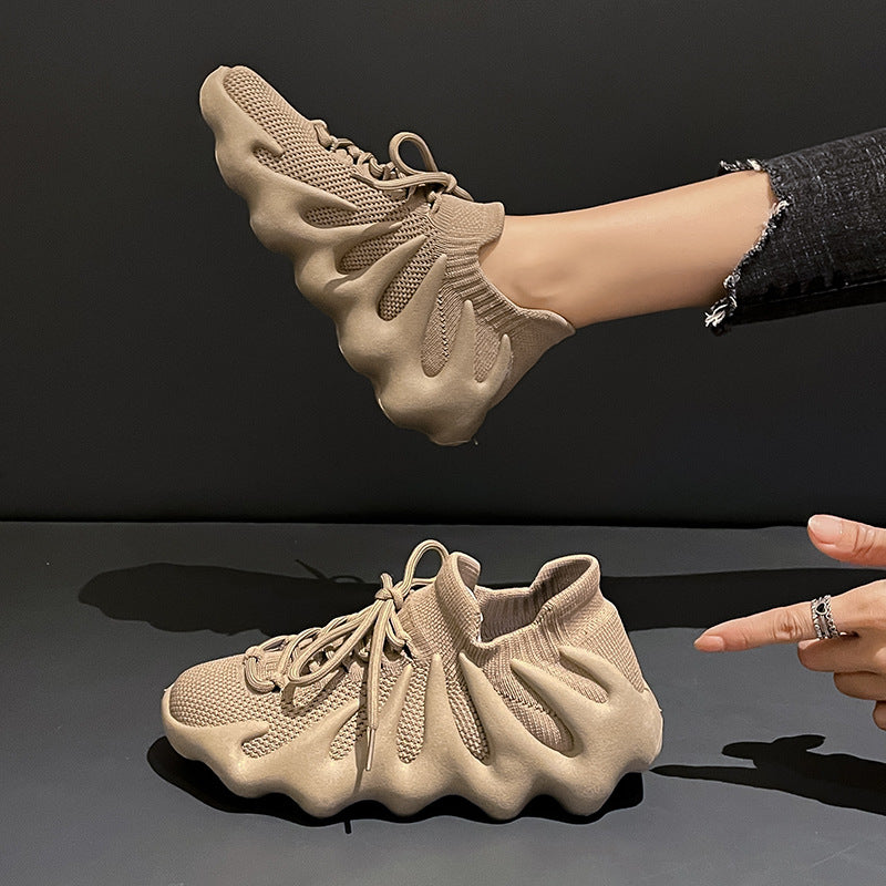 Dame Sneakers i futuristisk design med fleksibelt strik-overmateriale og innovative dæmpningsegenskaber Stilla