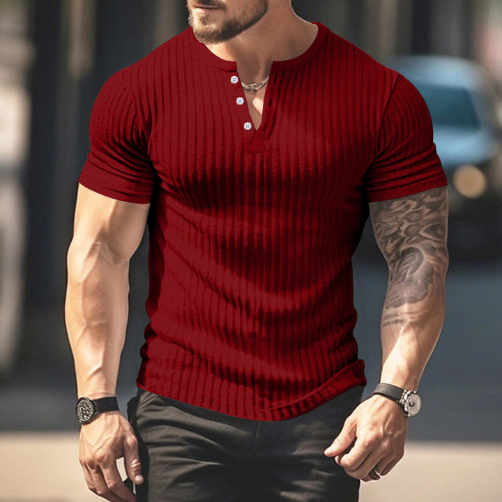 Herre kortærmet Henley T-shirt lavet af struktureret materiale med modetrendy knapper Stilla
