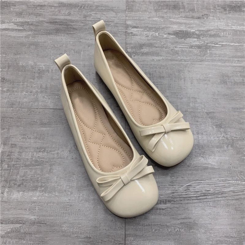 Dame ballerinas med elegant sløjfedekoration og blank overflade Stilla