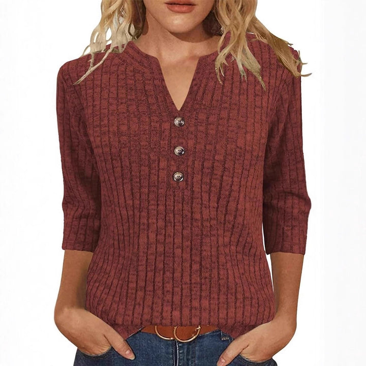 Kvinders strikket sweater med dekorative knaplukning og moderne ribbet mønster Stilla