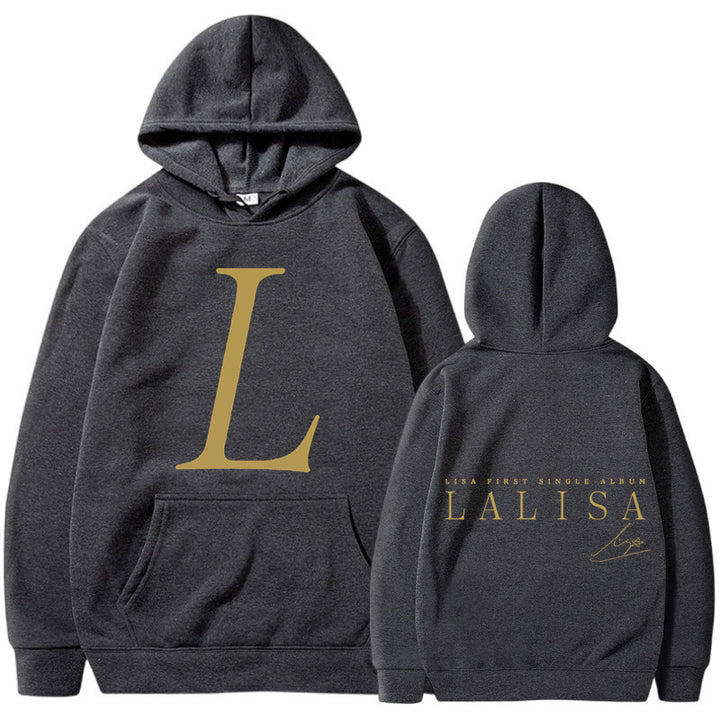 Kvindernes hoodie med stilfuldt initialer print og generøs kængurulomme Skovae
