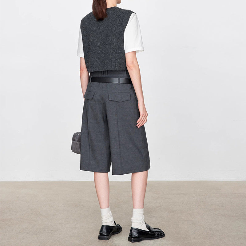 Dame sportlig blousonjakke med moderne snit og dertil passende kort shorts i elegant look Stilla