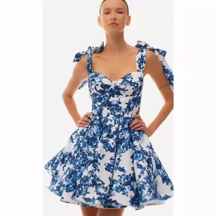 Kvinders Legesyge Mini Kjole med Blomsterdesign og Sofistikerede Remme