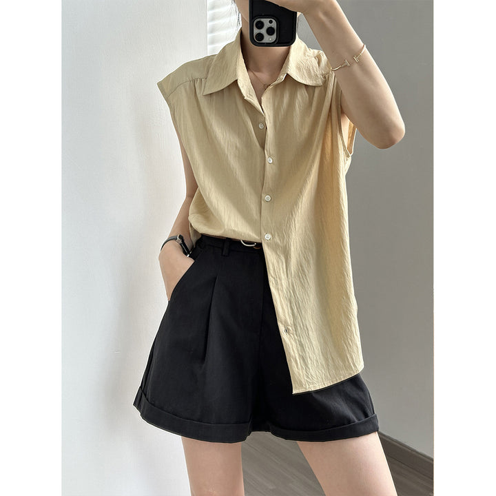 Dame casual blouse med elegant ståkrave og unik knapdetaljering Stilla