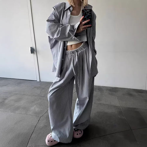 Kvinders afslappede to-dels sæt med løse bukser og stribet skjorte