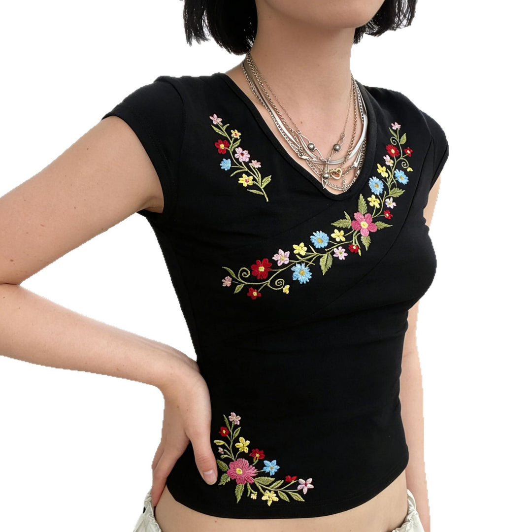 Damebluse med blomstret broderi og tætsiddende snit Skovae