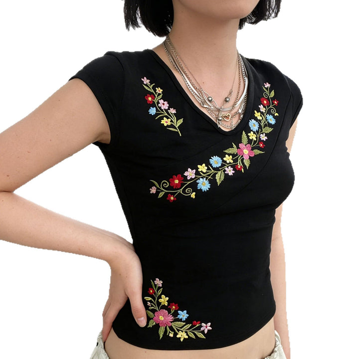Damebluse med blomstret broderi og tætsiddende snit Skovae