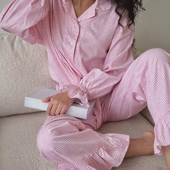 Dame pyjamasæt med ternet mønster og flæsedetaljer Stilla