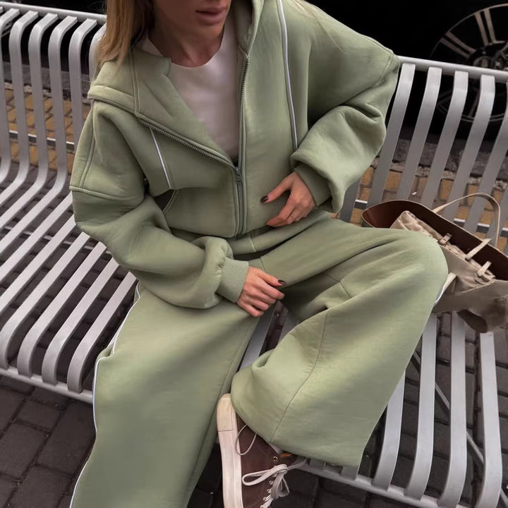 Kvinders sporty fritidsoutfit med løs pasform og kontrastdetaljer Skovae