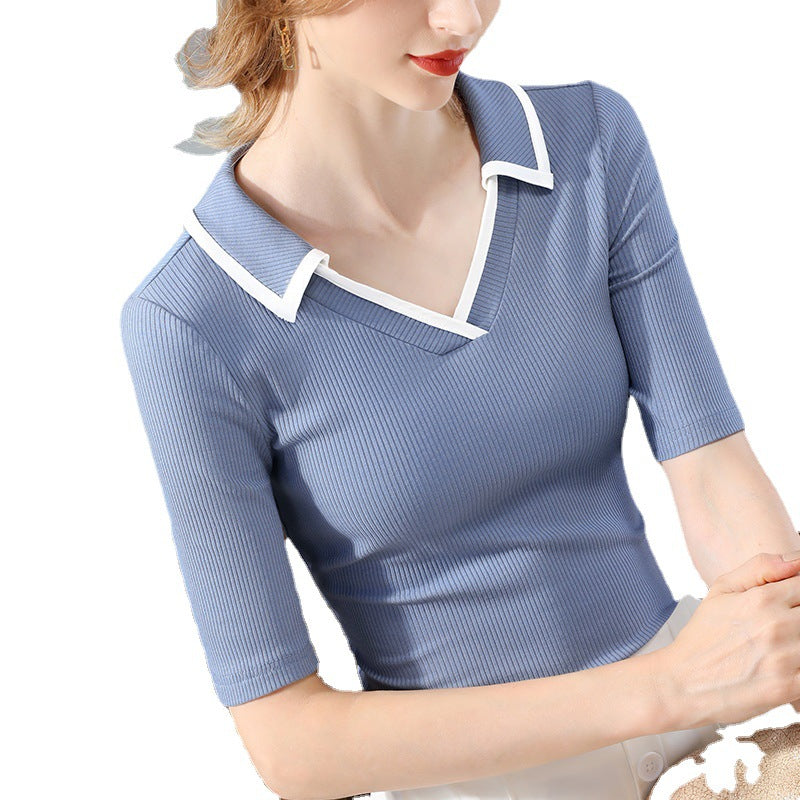 Dame Kortærmet Polo-Shirt med moderne V-hals og elegante kontrastdetaljer Stilla