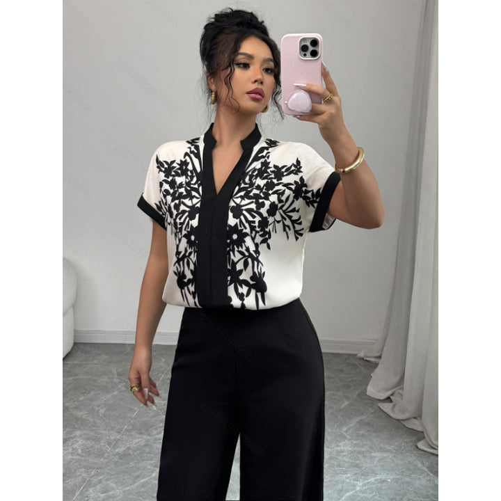 Damebluse med florale detaljer og elegant skæring Skovae