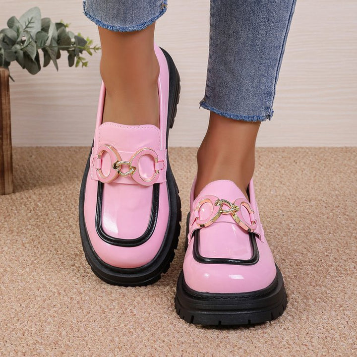 Dame Chunky Loafers med glansfuld lakoverflade og trendy kædeaccent Stilla
