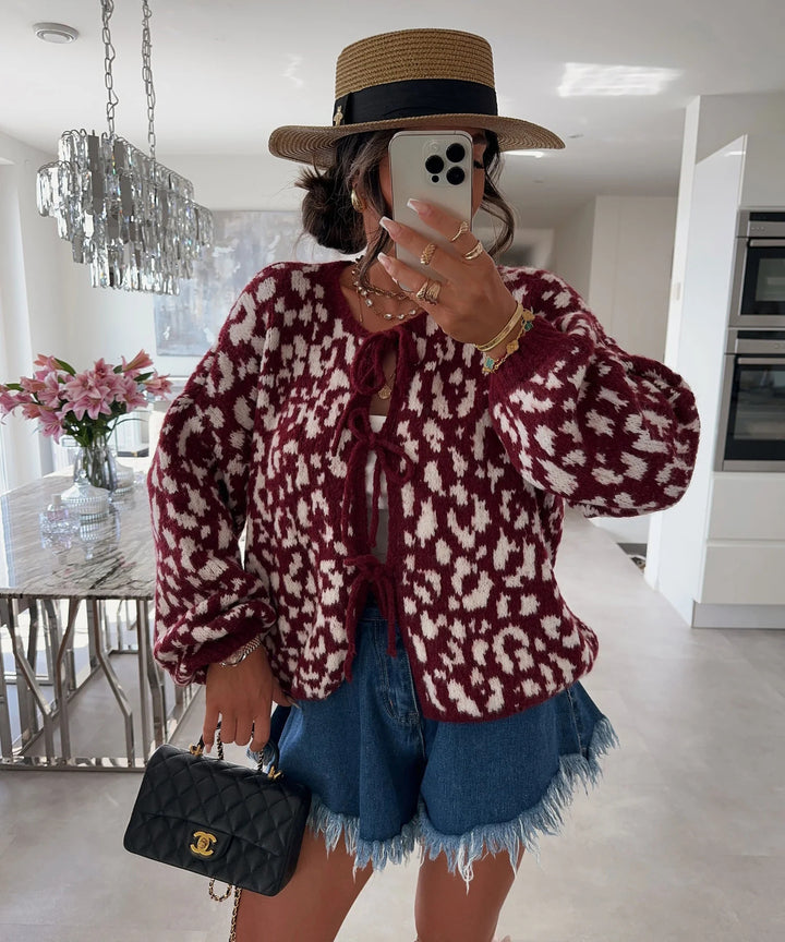 Kvindernes cardigan med markant dyremønster og elegante bånd detaljer Stilla