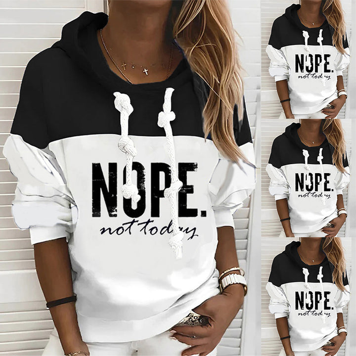 Dame nan sporty-urban hoodie med statement-print, markante snøre og ballonærmer Skovae