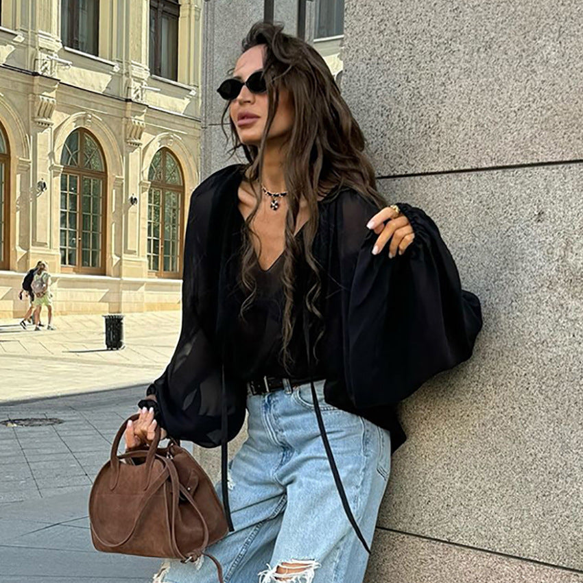 Damebluse med voluminøse ærmer og V-udskæring i let chiffon Stilla