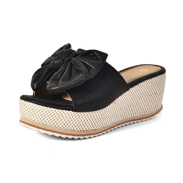 Dame Komfortable Plateau-Pantoletten med elegant slipseapplikation Stilla