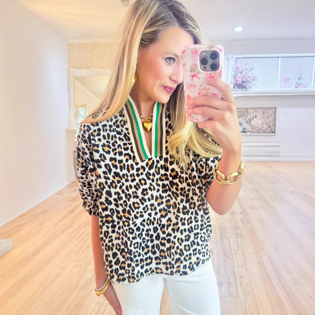Dame moderigtigt T-shirt med leopardmønster og sporty krave Stilla