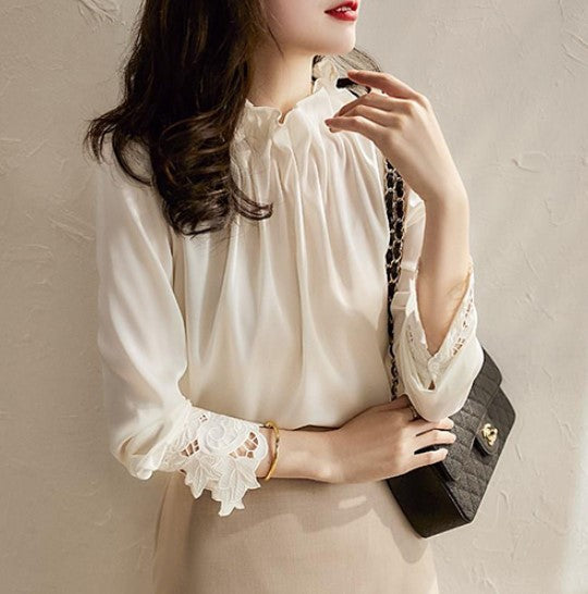 Dame elegant bluse med flæsedetaljer og blondeærmer Stilla